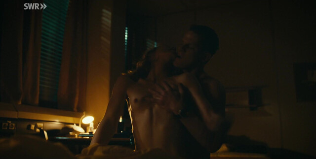 Magdalena Laubisch nude - Die Nichte des Polizisten (2025)