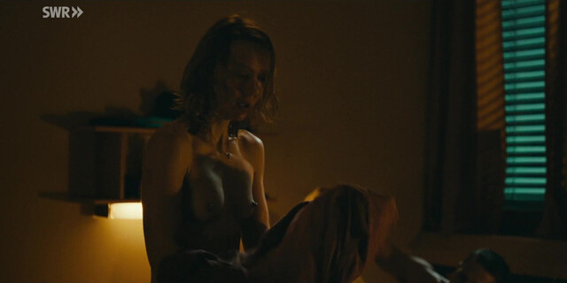 Magdalena Laubisch nude - Die Nichte des Polizisten (2025)