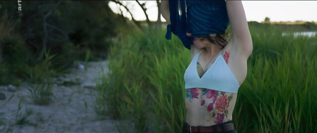 Meret Becker nude, Sabine Timoteo nude - Wer hat eigentlich die Liebe erfunden (2018)