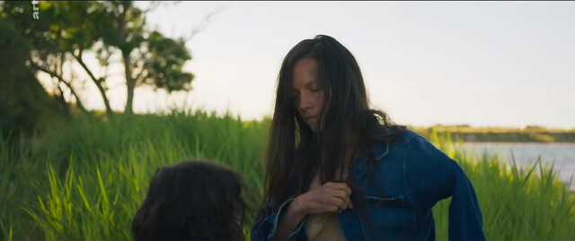 Meret Becker nude, Sabine Timoteo nude - Wer hat eigentlich die Liebe erfunden (2018)