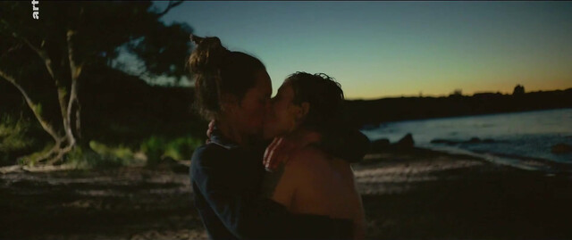 Meret Becker nude, Sabine Timoteo nude - Wer hat eigentlich die Liebe erfunden (2018)