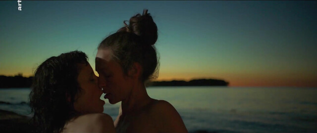 Meret Becker nude, Sabine Timoteo nude - Wer hat eigentlich die Liebe erfunden (2018)