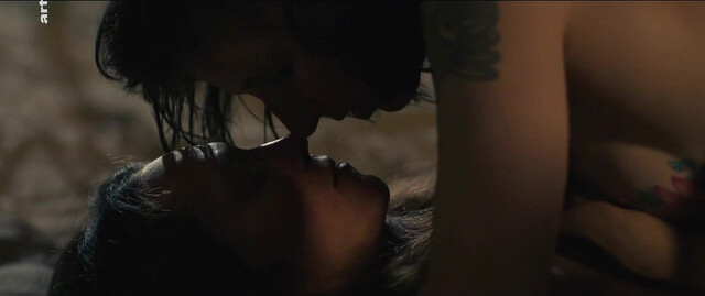 Meret Becker nude, Sabine Timoteo nude - Wer hat eigentlich die Liebe erfunden (2018)