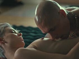 Ofitser askarning xotinini sikadi