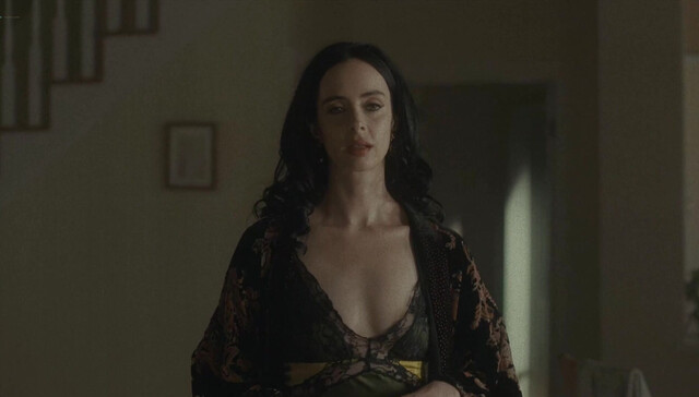 Kiernan Shipka, Krysten Ritter, etc - Stone Cold Fox (2025)