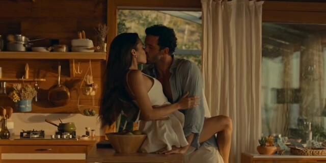 Hande Ercel sexy - Chasing the Wind (2025)