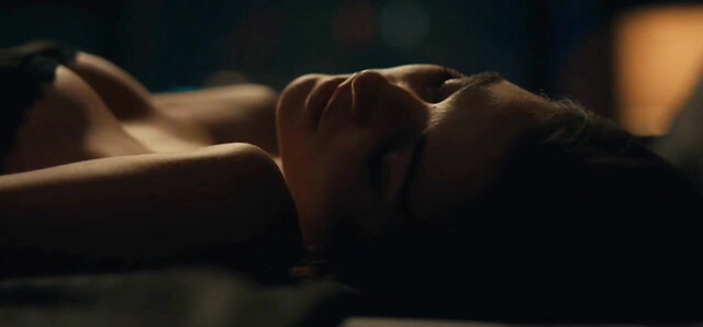 Hande Ercel sexy - Chasing the Wind (2025)