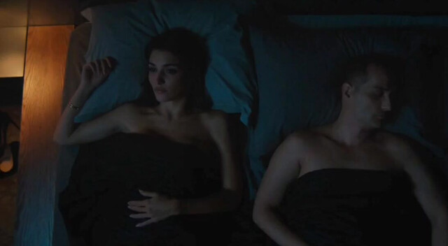 Hande Ercel sexy - Chasing the Wind (2025)