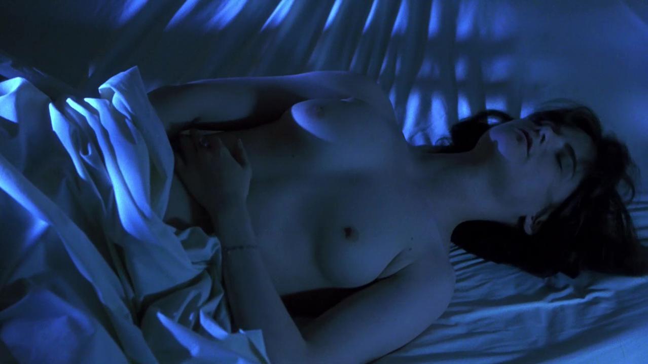 Jennifer Jason Leigh nude - Single White Female (1992)