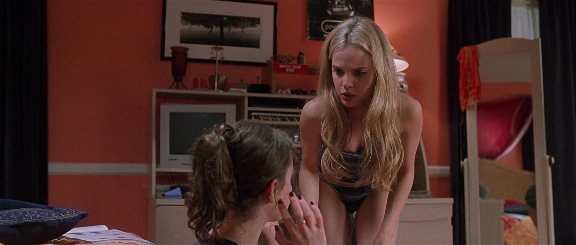 Mena Suvari nude - American Beauty (1999) .