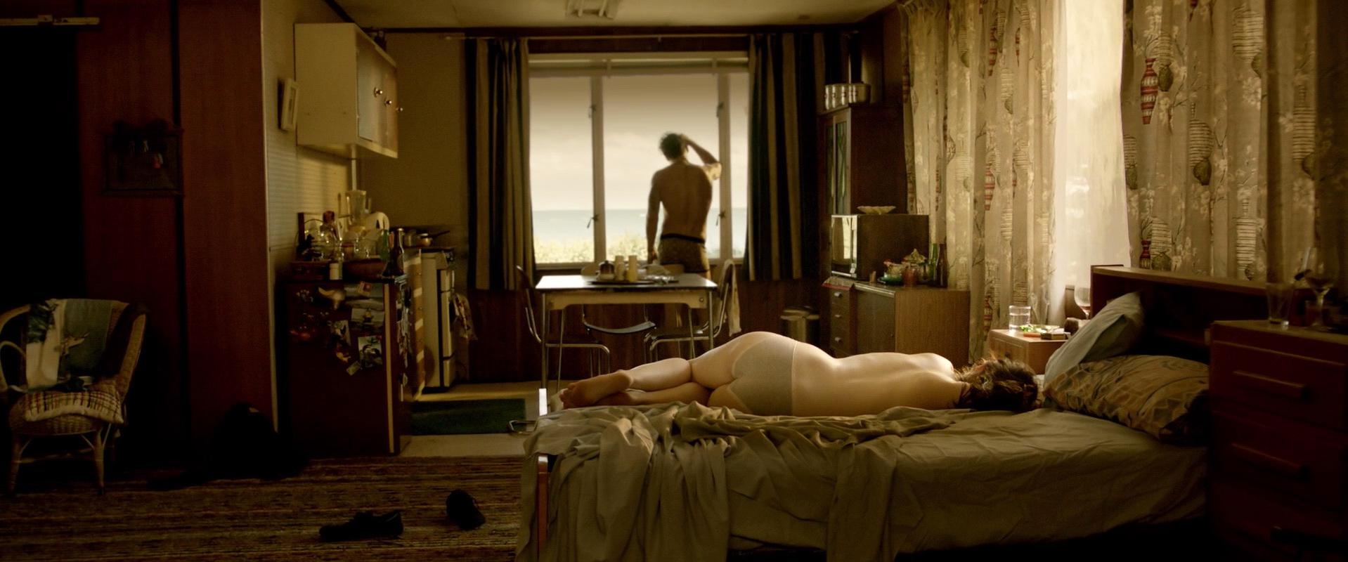 Jessica De Gouw sexy - These Final Hours (2013)