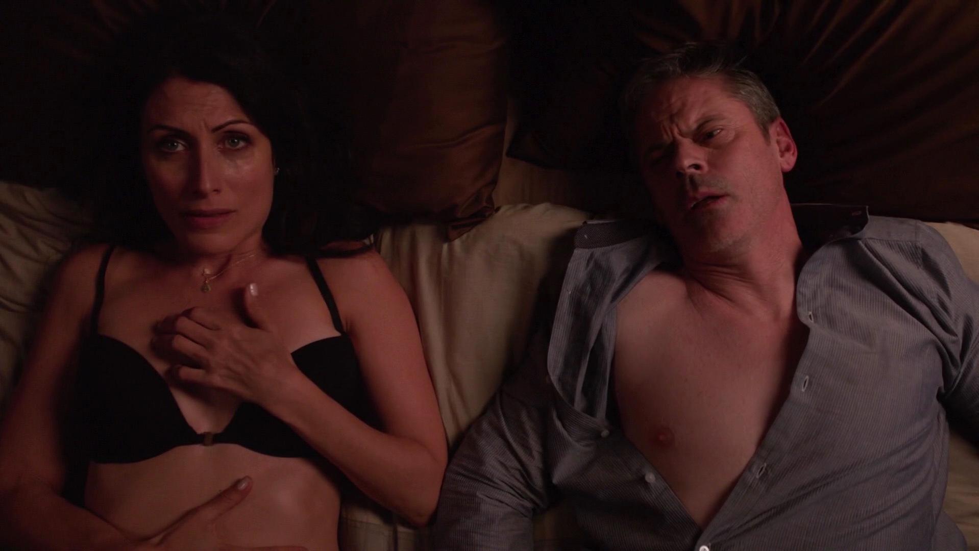Lisa Edelstein sexy - Girlfriends' Guide to Divorce s01e04 (2014)
