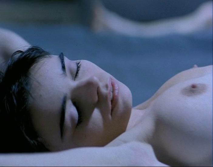 Elodie Bouchez nude - J'aimerais pas crever un dimanche (1998) .