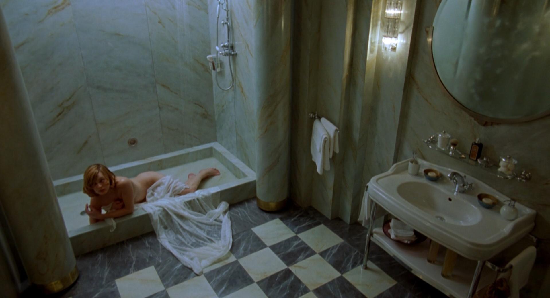 Milla jovovich resident evil naked