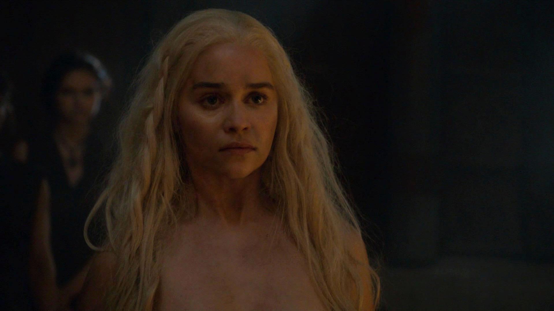 Emilia Clarke sexy - Game of Thrones s06e03 (2016)