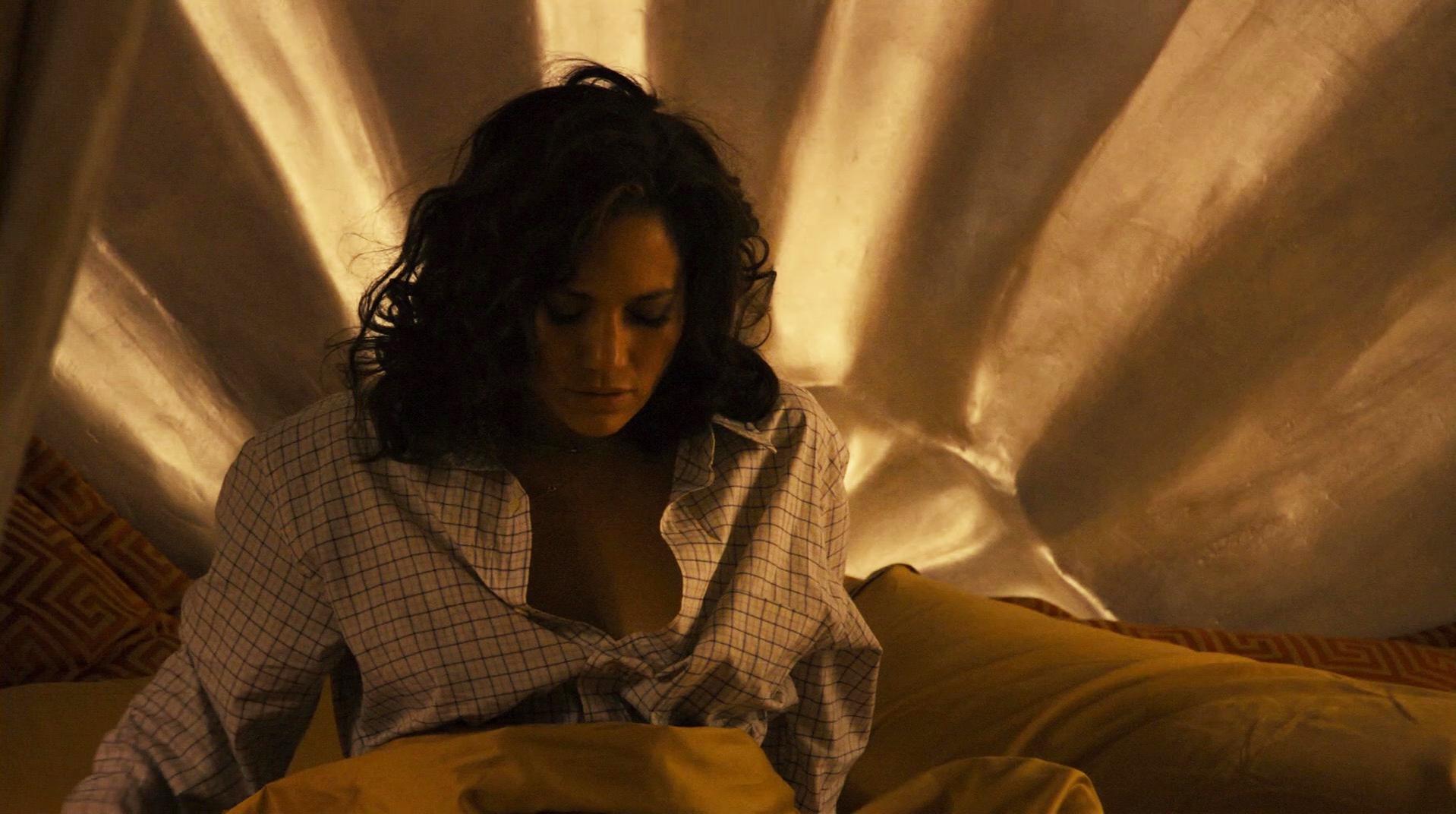 Jennifer Lopez sexy - Bordertown (2006)