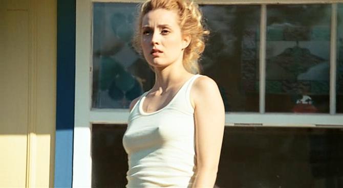 Evelyne Brochu sexy, Anick Lemay nude - Frisson des collines (2011)