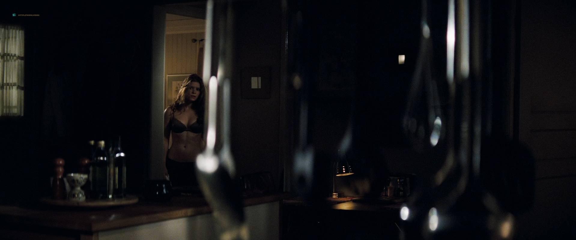 Kate Mara sexy - Shooter (2007)