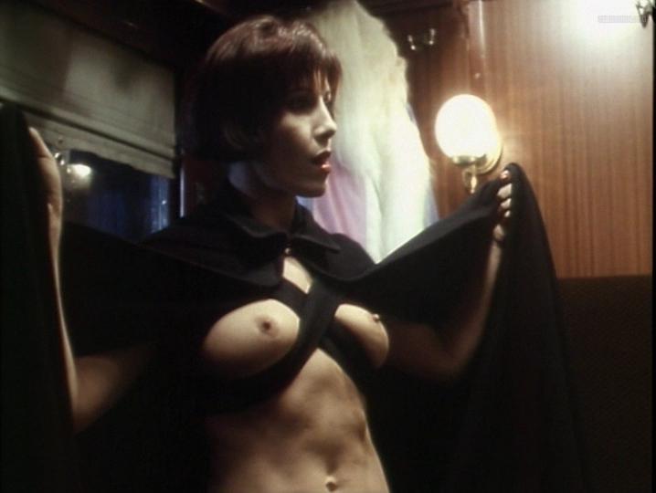 Pilar Alcon nude - Aqui huele a Muerto (1989)